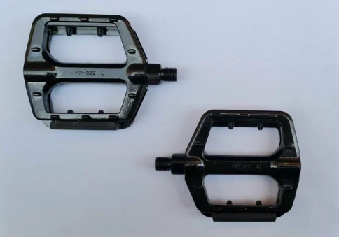 Педаль алюминиевая "МТВ", черная, с мелкой резьбой на ВМХ, сшар. подш. и катафотами (053025) фото 1